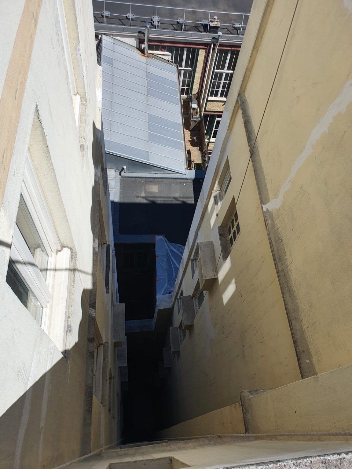 Façades d’une courette étroite avant rénovation et travaux sur cordes