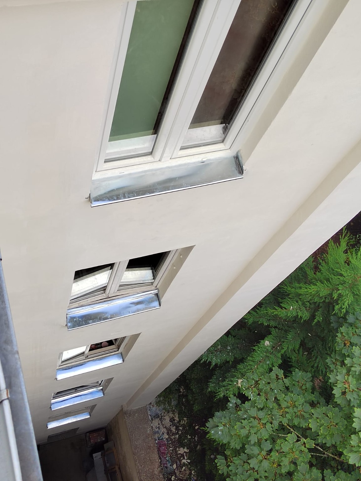 Appuis de fenêtres en zinc installés sur la façade rénovée