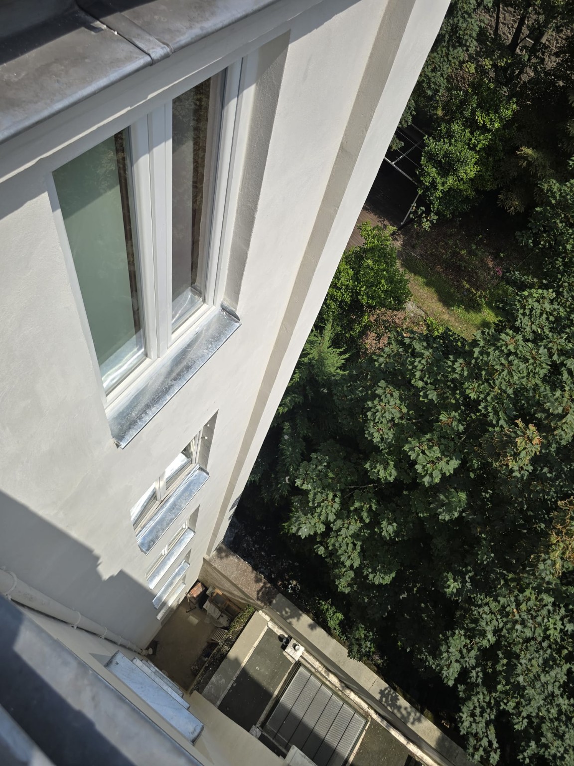Détails des finitions en zinc et façade terminée au-dessus de la cour