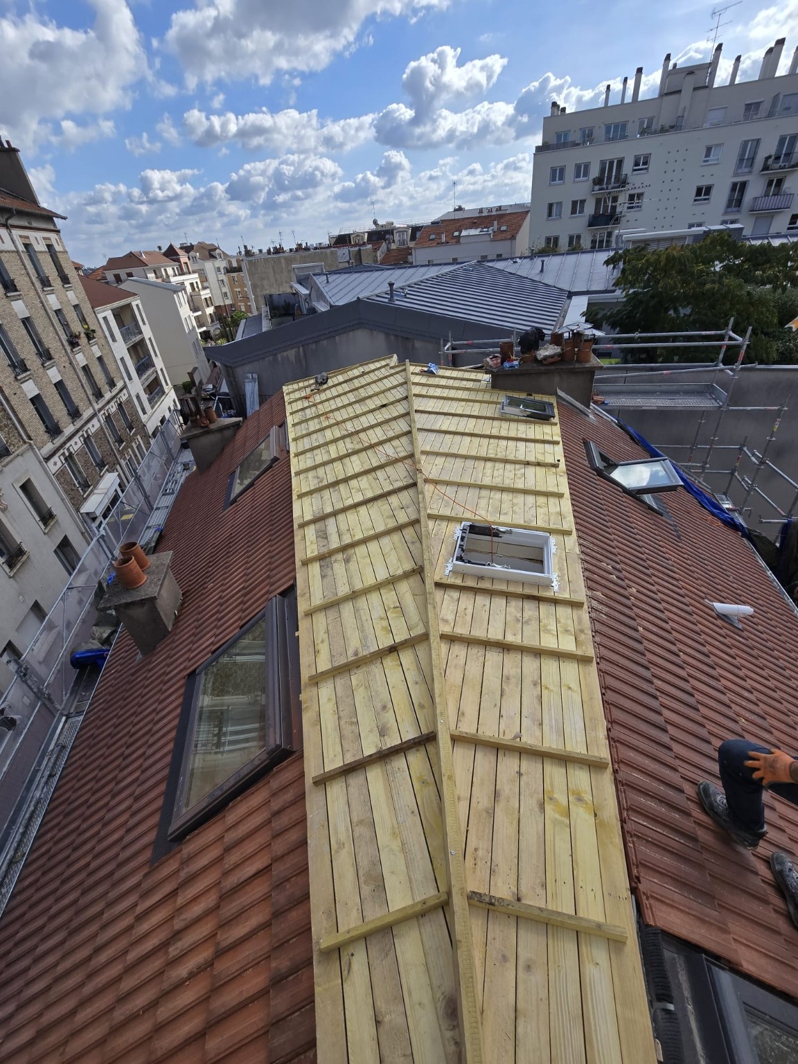Pose des tasseaux sur le support bois de la couverture avant façonnage du zinc