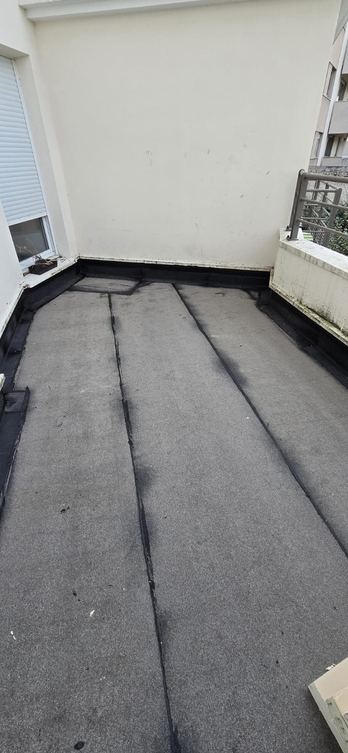 Membrane bitumineuse mise en œuvre sur la terrasse et traitement des relevés