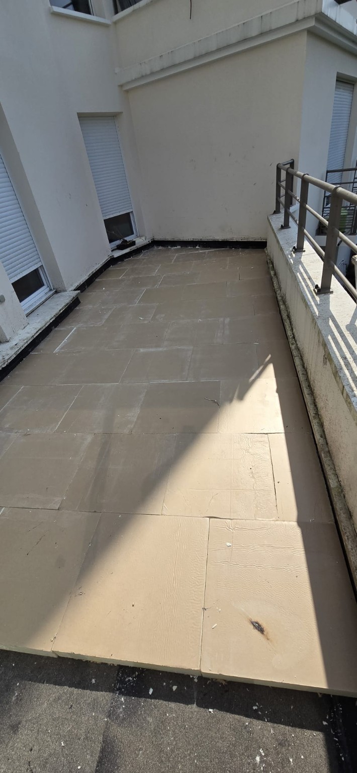 Panneaux isolants collés sur la terrasse pendant la réfection du complexe d’étanchéité