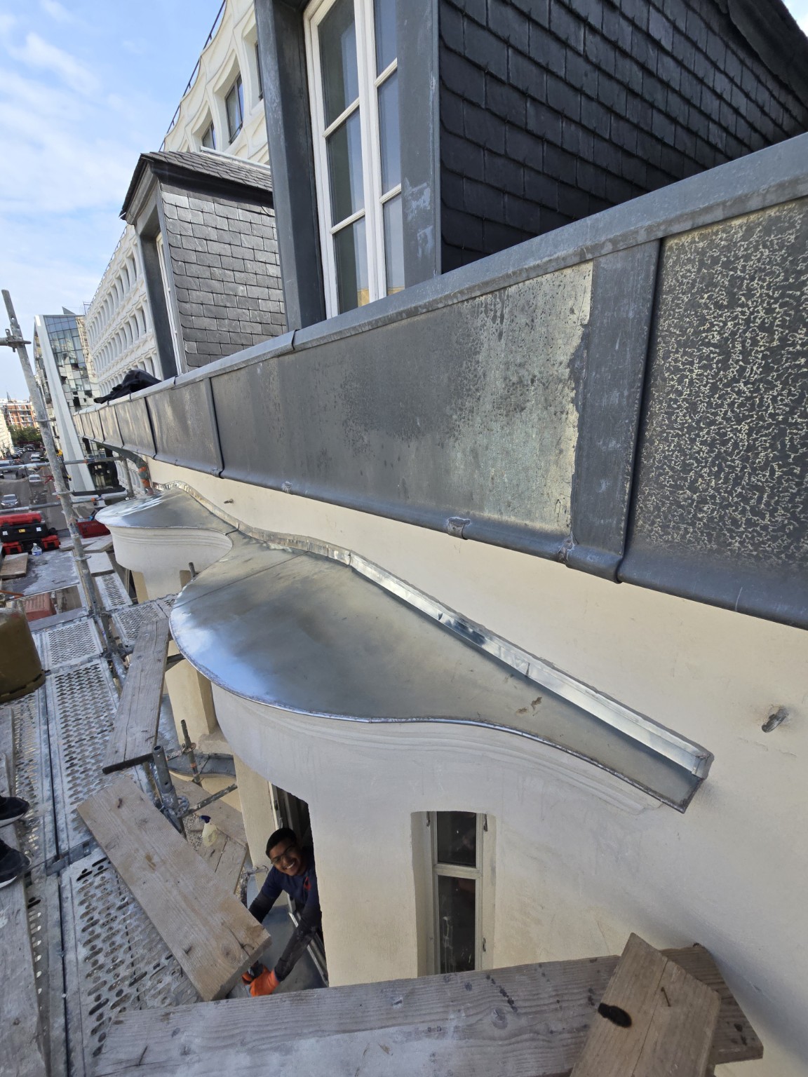 Ouvrage courbe terminé et habillage en zinc façonné sur mesure